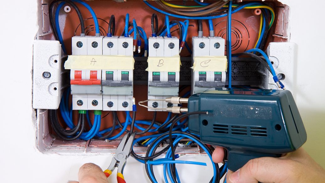 跳閘后看這里，一秒區(qū)分斷路器是由于漏電跳閘還是短路跳閘